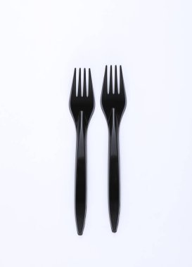 Beyaz arka planda siyah plastik çatallar