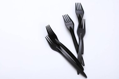 Beyaz arka planda siyah plastik çatallar