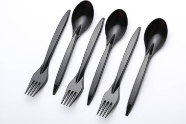 Siyah plastik kaşıklar ve çatallar beyaz arkaplanda