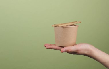 Yiyecek kağıdı kabı, karton yuvarlak, tek kullanımlık paket kutusu. 