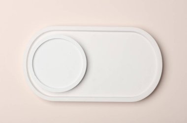 Bej bir arka planda alçı tepsi ve plaka. Üst görünüm