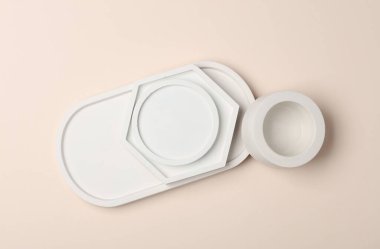 Bej arka planda alçı taşı tepsileri. Üst görünüm