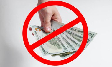 Rüşveti durdurun. Elinde 100 dolarlık banknotlar var, üzerinde de yasak işareti var.