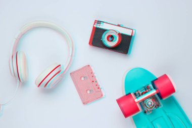 Hippi kıyafeti. Arıza etkisi. Kaykay, kulaklıklar, ses kaseti, arka planda retro kamera. Yaratıcı moda minimalizmi. Asgari yaz eğlencesi. Pop sanat. 80 'ler.