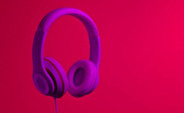 Retro dalga. Neon lambalı kulaklıklar. 80 'ler