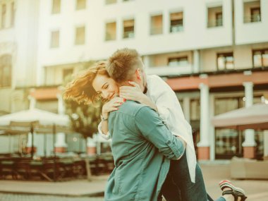 Romantik gençlik kavramı. Genç, şık, hippi bir çift şehirde aşık..