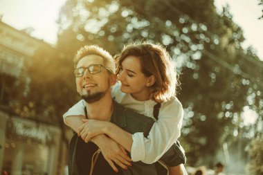 Romantik gençlik kavramı. Genç, şık, hippi bir çift şehirde aşık..