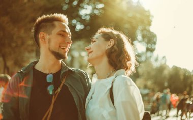 Romantik gençlik kavramı. Genç, şık, hippi bir çift şehirde aşık..