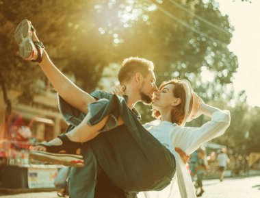 Şehirli bir sokakta birbirini öpen neşeli, neşeli bir hippi çift. Aşıkların romantik kavramı. Aşk hikayesi