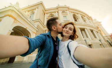 Genç aşık hipster çift şehirde selfie portresi yapıyor. Seyahat konsepti. Yaz turizmi
