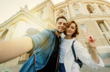 Genç aşık hipster çift şehirde selfie portresi yapıyor. Seyahat konsepti. Yaz turizmi