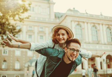 Romantik gençlik kavramı. Genç, şık, hippi bir çift şehirde aşık..