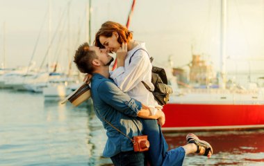 Romantik bir kavram. Yat kulübünün arka planında birbirine aşık genç bir çift. Gençlik Aşk Hikayesi