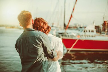 Romantik bir kavram. Yat kulübünün arka planında birbirine aşık genç bir çift. Gençlik Aşk Hikayesi