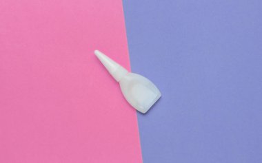 Pembe-mor arka planda bir tutkal tüpü. Üst görünüm
