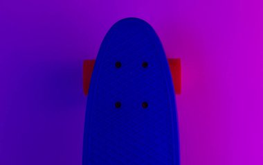 Arka planda mavi neon ışıklı plastik kruvazör tahtası. Üst görünüm