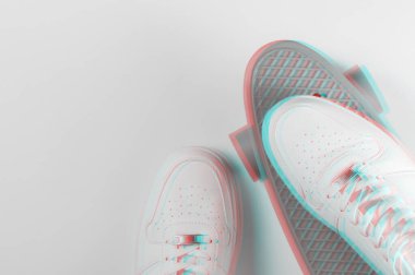 Plastik kruvazör tahtasındaki beyaz spor ayakkabılar. Arıza efekti