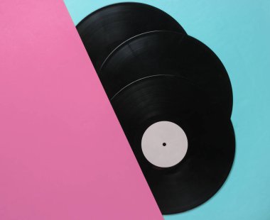 Mavi pembe arka planda vinil plakların yarısı. Retro Müzik Albümleri, 70 'ler. Üst görünüm
