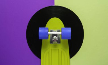 Vinil plaktaki kruvazör panosu. mor yeşil arka plan. Gençlik nostaljisi. 80 'ler. Üst görünüm