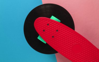 Kırmızı kruvazör plağında. Pembe mavi arka plan. Gençlik nostaljisi. 80 'ler. Üst görünüm