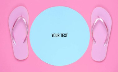 Fotokopi alanı için mavi pastel daire ile pembe arka planda pembe parmak arası terlikler. Plaj konsepti üzerine minimalist bir tatil. Yaz zamanı. Üst görünüm