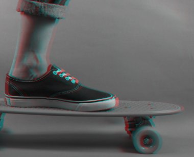 Gençlik hipster konsepti. Kotlu kadın bacakları ve kruvazör tahtasındaki spor ayakkabıları. Arıza efekti