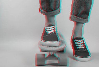 Gençlik hipster konsepti. Kotlu kadın bacakları ve kruvazör tahtasındaki spor ayakkabıları. Arıza efekti