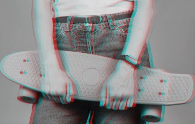 Kot pantolonlu zayıf bir kadın elinde plastik kaykay tahtası tutuyor. Arıza efekti