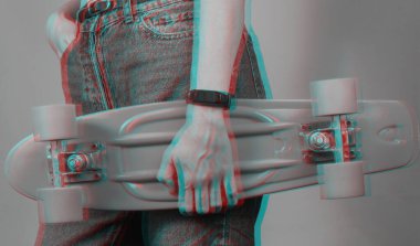 Kot pantolonlu zayıf bir kadın elinde plastik kaykay tahtası tutuyor. Arıza efekti