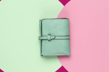 Renkli arka planda şık kadın cüzdanı