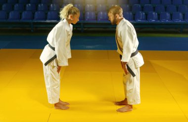 Dövüş sanatları. Portner 'ları bağışlıyorum. Spor salonundaki dövüşten önce kadın ve erkek birbirlerini selamlıyorlar.