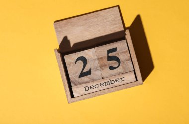 Tahta blok takvimi, 25 Aralık tarihli sarı zemin üzerinde