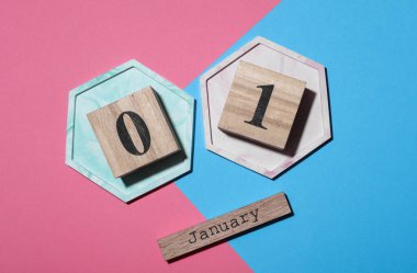 Ahşap blok takvimine göre tarih Ocak 01, pembe mavi arka plan. Üst görünüm