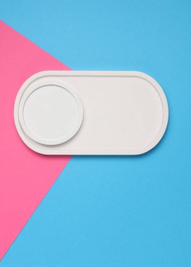 Alçı oval ve yuvarlak tepsiler pembe mavi arka planda. Üst Manzara. Yaratıcı yerleşim