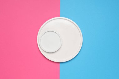 Pembe arka planda plaster tepsiler. Üst Manzara. Yaratıcı yerleşim
