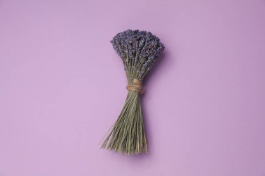 Mor arka planda bir buket kuru lavanta. Üst görünüm