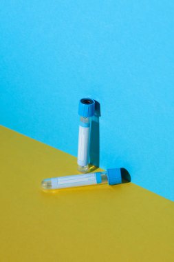 Mavi-sarı arkaplanda boş test tüpleri