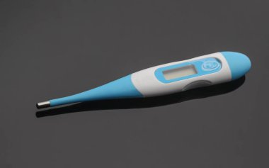 Siyah arkaplan üzerindeki elektronik termometre kapat