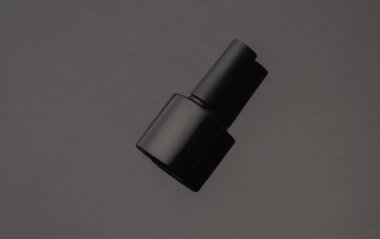 Siyah arka planda siyah tırnak jeli şişesi