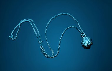 Gemstone kolyesi derin neon ışıklarda bir zincir üzerinde