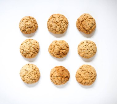 Beyaz arkaplanda tam tahıllı kurabiye