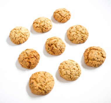 Beyaz arkaplanda tam tahıllı kurabiye