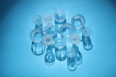 Mavi arka planda gölgeli bardaklar iç. Üst Manzara. Minimalizm, yaratıcı düzen