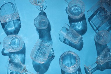 Mavi arka planda gölgeli bardaklar iç. Üst Manzara. Minimalizm, yaratıcı düzen