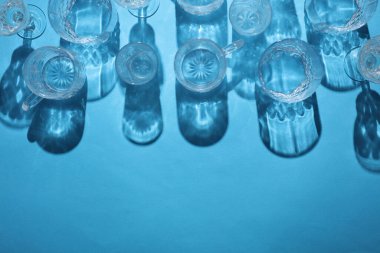 Mavi arka planda gölgeli bardaklar iç. Üst Manzara. Minimalizm, yaratıcı düzen