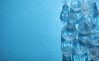 Mavi arka planda gölgeli bardaklar iç. Üst Manzara. Minimalizm, yaratıcı düzen
