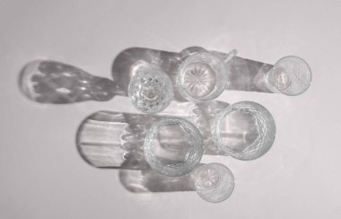 Beyaz arka planda gölgesi olan bardaklar. Üst Manzara. Minimalizm, yaratıcı düzen