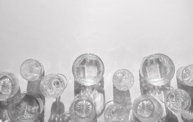 Beyaz arka planda gölgesi olan bardaklar. Üst Manzara. Minimalizm, yaratıcı düzen