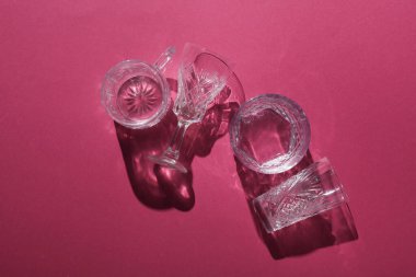 Pembe arka planda gölgeli bardaklar. Üst Manzara. Minimalizm, yaratıcı düzen