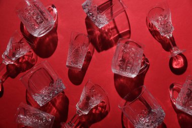 Kırmızı arka planda gölgesi olan bardaklar. Üst Manzara. Minimalizm, yaratıcı düzen